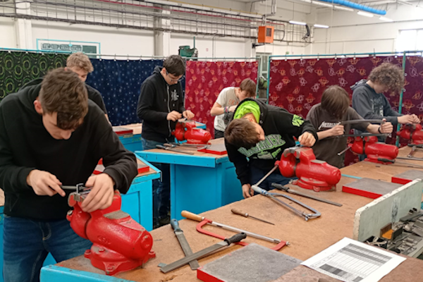 Řízni, piluj a kladívkem ťukni